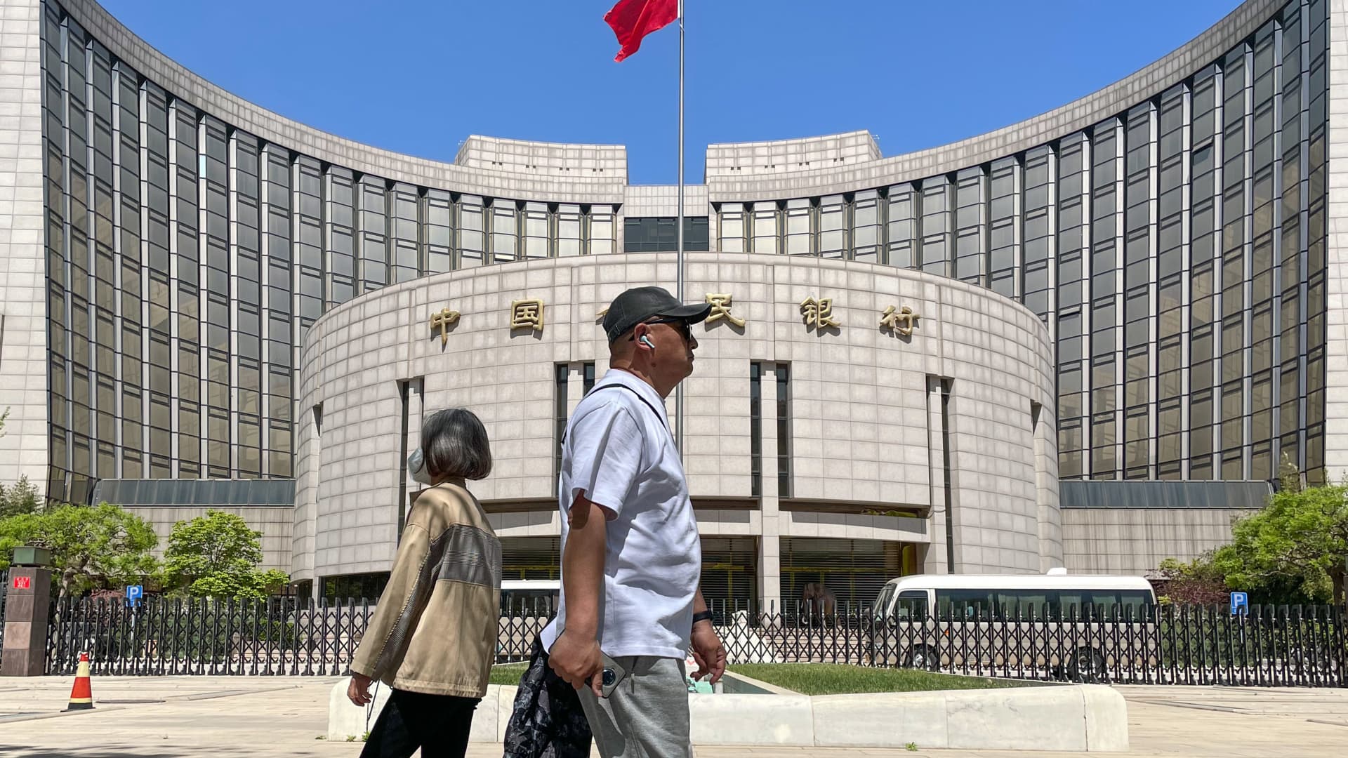 China cuts banks' reserve ratio as economic growth sputters