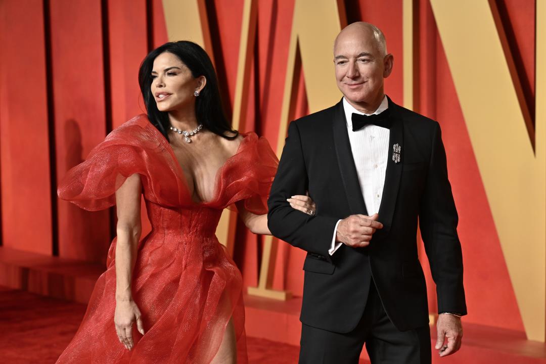 Jeff Bezos Writes Amazon Review for Fiancee's Book