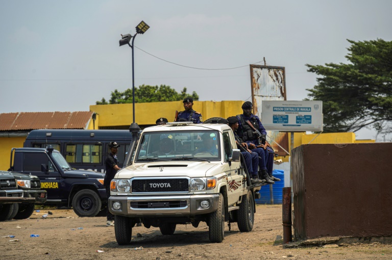 A police vehicle with officers leaves the Makala prison (Hardy BOPE)