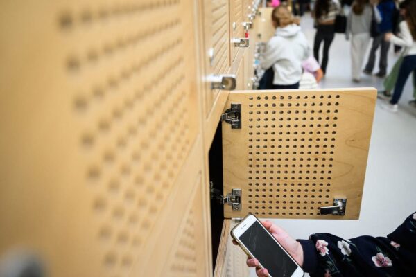 New Michigan bill would restrict phone use by students at school