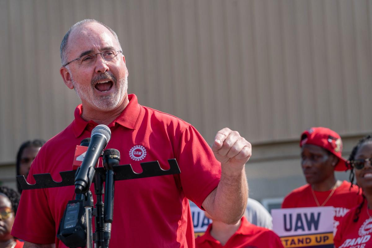 Fain letter urges UAW Stellantis members to be ready to OK strike