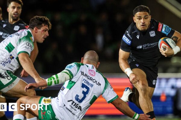 Sione Tuipulotu runs with the ball for Glasgow Warriors