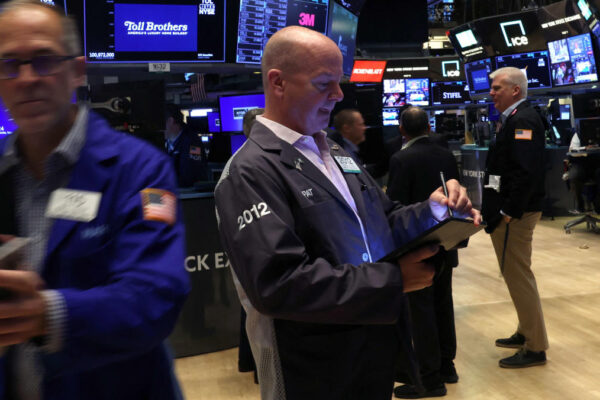 Stocks close mix, Dow posts gains in Friday's trading