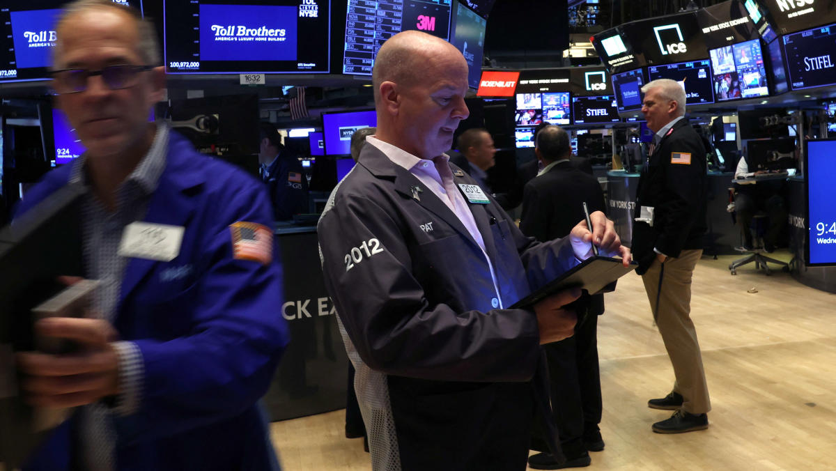 Stocks close mix, Dow posts gains in Friday's trading