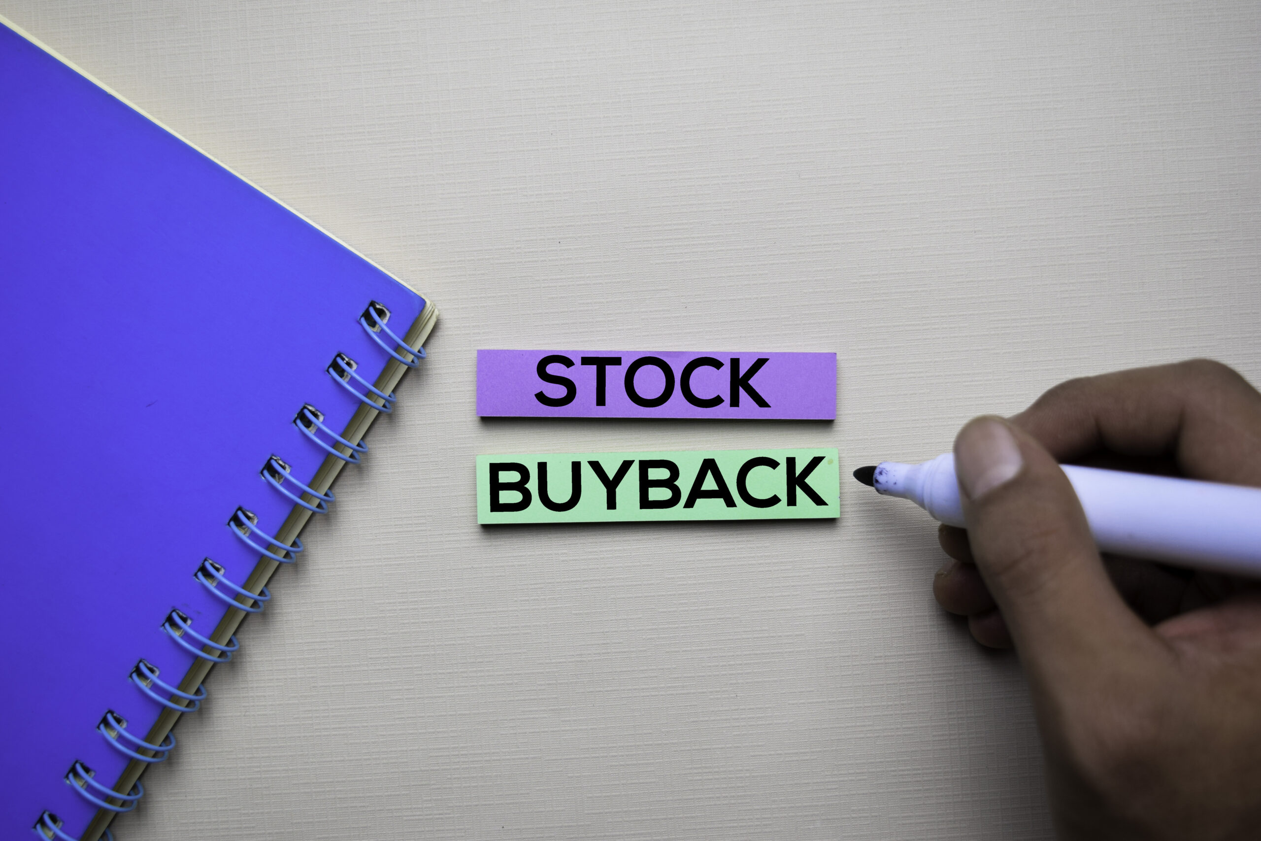 1 Artificial Intelligence (AI) Stock-Buyback Stock to Buy Hand Over Fist, and 1 to Avoid (for Now)