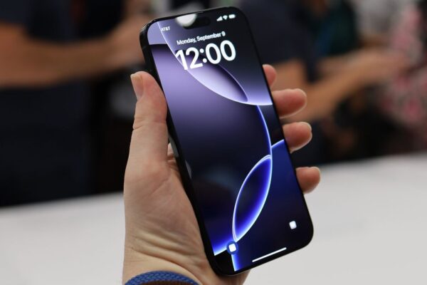 Apple iPhone 16 Pro HANDS ON