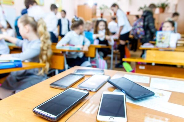 Student in Achaia suspended for using mobile phone in school