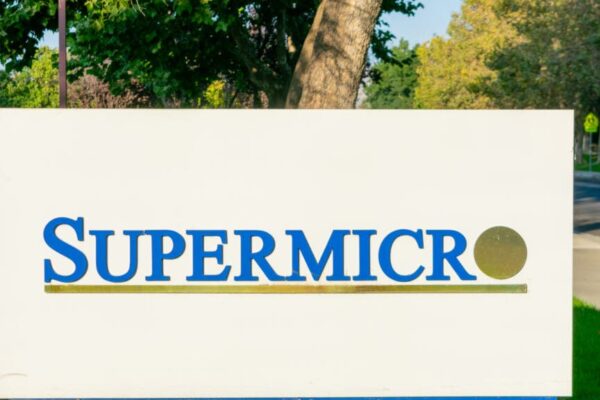 Super Micro Analyst Suspends Rating Over Governance, Accounting Issues