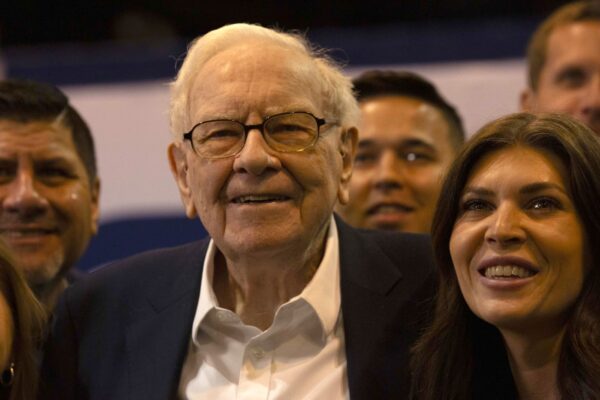 Warren Buffett — worried about impersonators — says he doesn't endorse candidates or investments