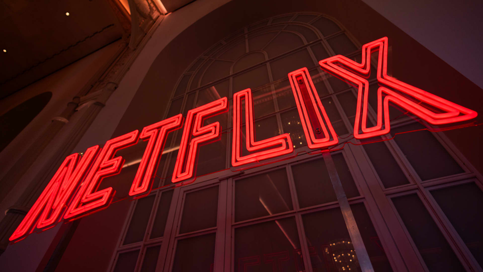 The first big week of the season includes reports from Netflix and big banks