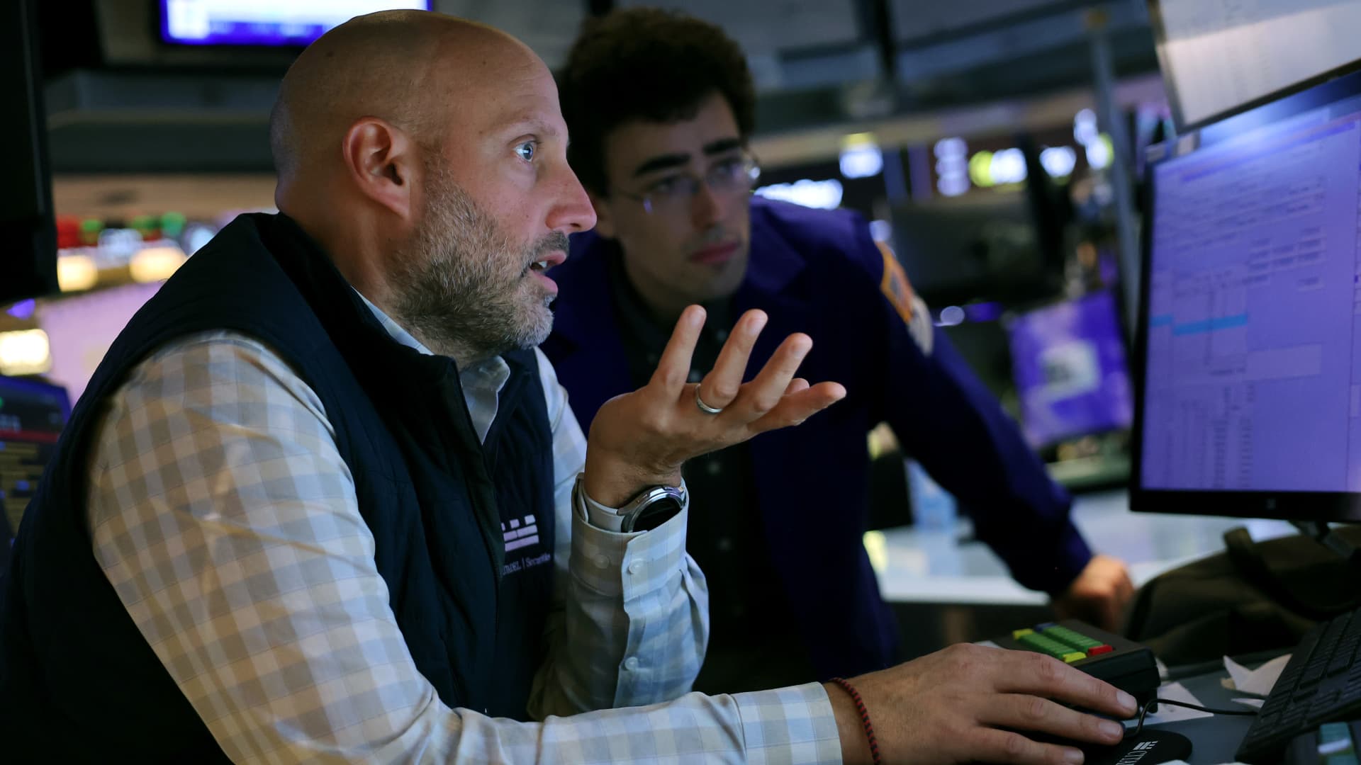 10-year Treasury yields lower after crossing 4% in previous session