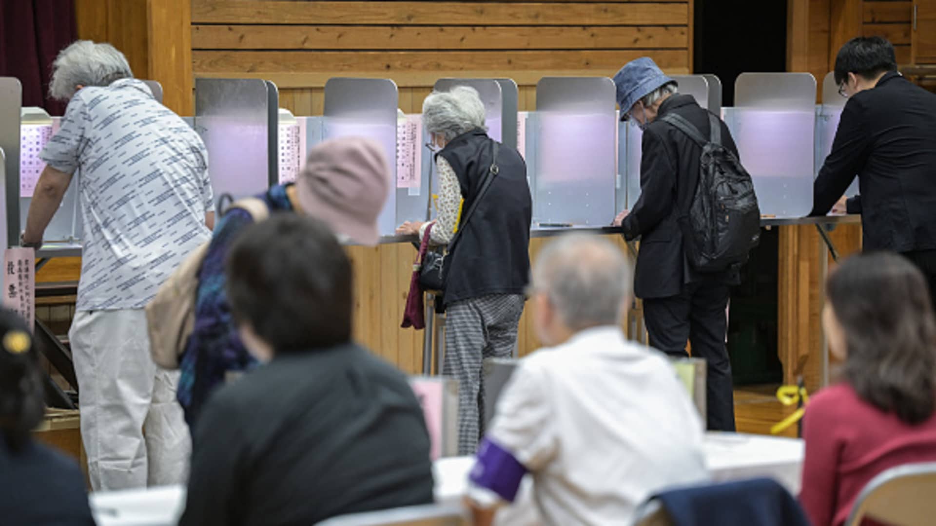 Japan election, LDP loses majority, yen weakens
