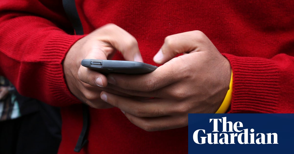 ‘Parents know they are not alone’: UK pact to withhold smartphones until 14 gathers pace | Smartphones