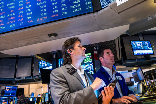 Dow, S&P 500 close at record highs and mark the year's longest winning streak