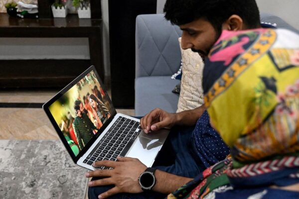 'Love match' apps rival traditional matchmaking in Pakistan