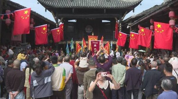 Ancient towns across China allure holidaymakers during National Day holiday