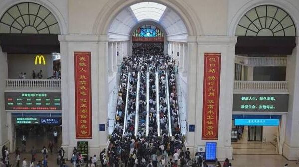 Nationwide travel rash continues on 3rd day of China's National Day holiday