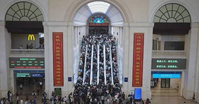 Nationwide travel rash continues on 3rd day of China's National Day holiday