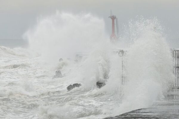 Taiwan shuts down ahead of Typhoon Krathon’s arrival, torrential rain forecast Waves splash as Typhoon Krathon approaches in Kaohsiung