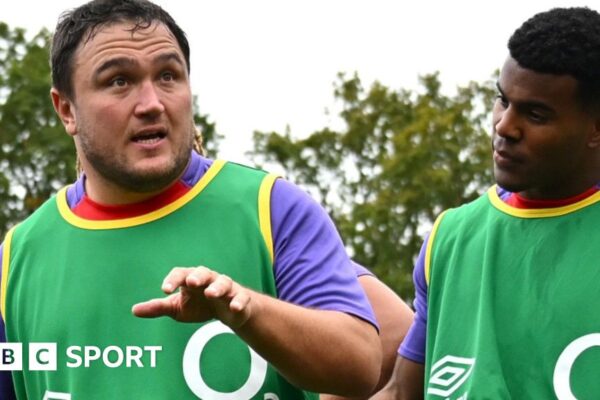 Jamie George packs down with Fin Baxter