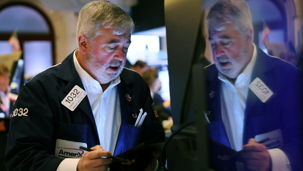 Dow, stocks tick lower at Monday's market open