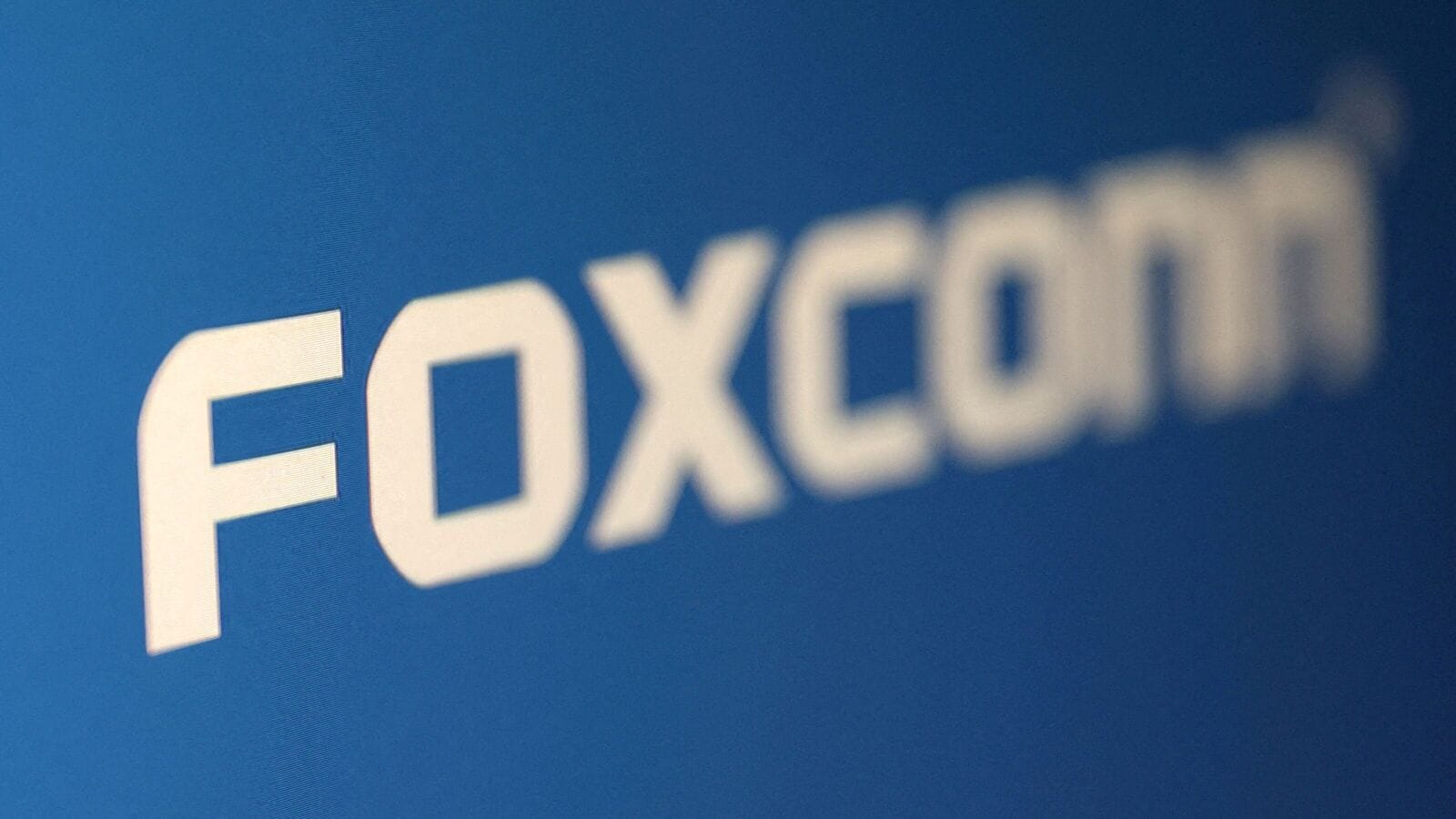 China detains employees at Apple iPhone factory run by Foxconn