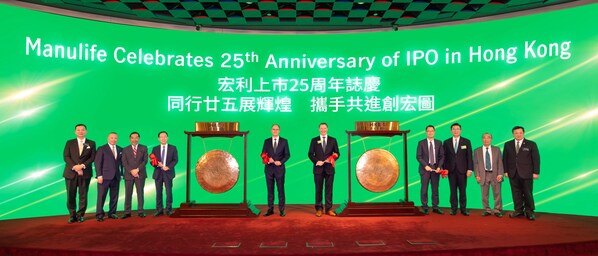 Esteemed guests and Manulife management come together for a group photo at the closing gong ceremony marking the 25th anniversary of Manulife