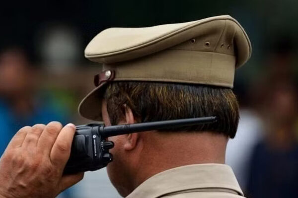 Mumbai cops return 127 missing mobile phones to their owners