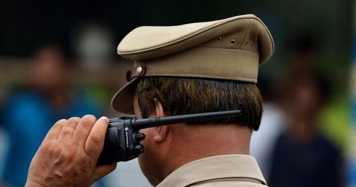 Mumbai cops return 127 missing mobile phones to their owners