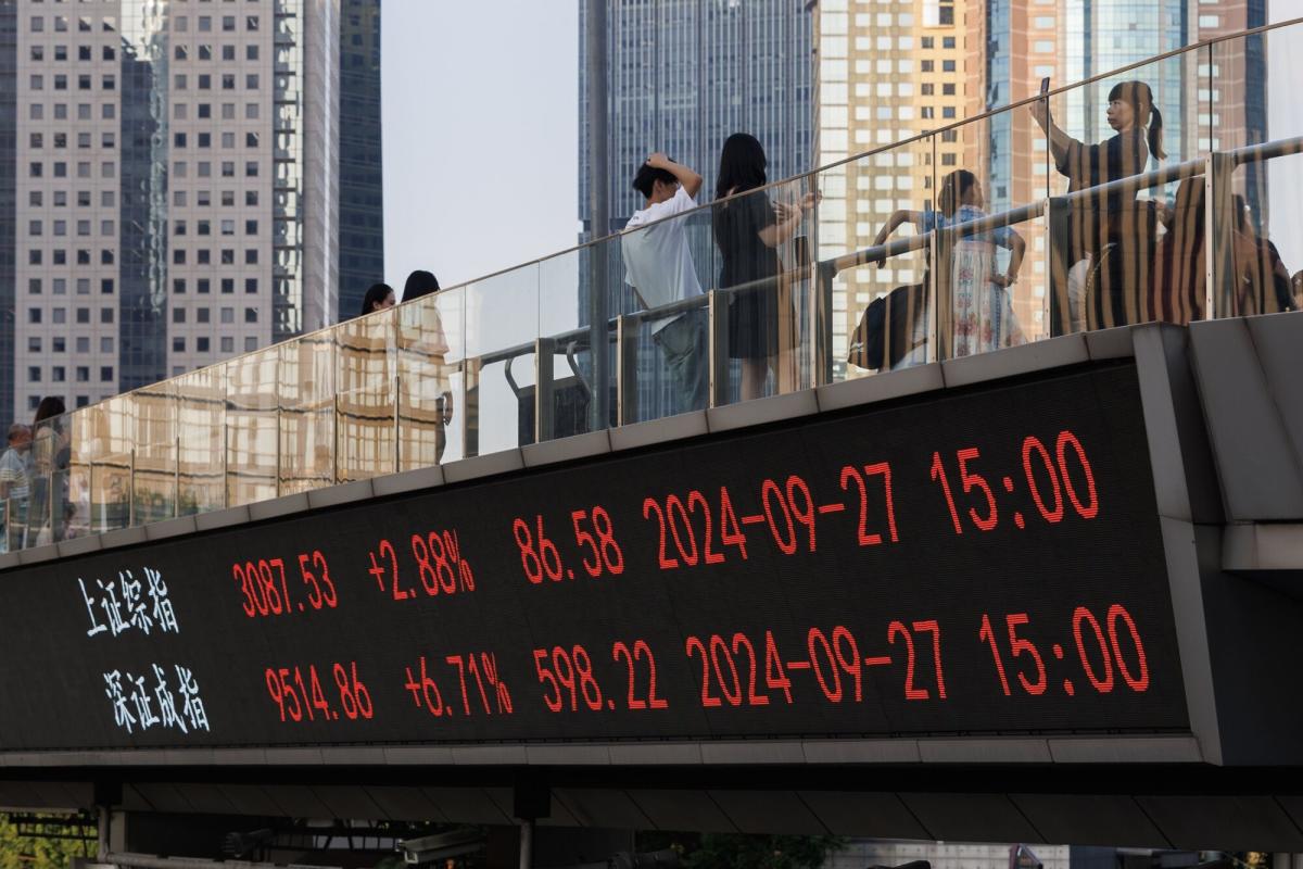 Chinese Stocks Turn Volatile as Traders Wait for MOF Briefing