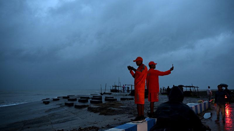 Cyclone Dana lashes eastern India as hundreds of thousands evacuate