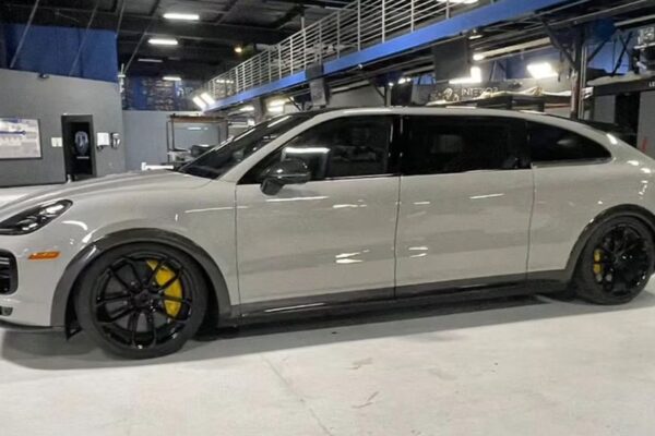 Mark Zuckerberg 展示其最新 Porsche Cayenne Turbo GT 定製車款 Mark Zuckerberg 展示其最新 Porsche Cayenne Turbo GT 定製車款