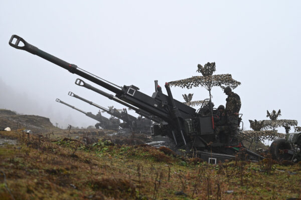 Indian Troops Man Gun Near LAC