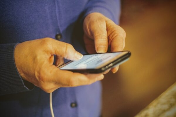 Enabling Seniors With The Right Mobile Technology: Choosing Phones Tailored To Their Needs — KHTS Radio — Santa Clarita Radio