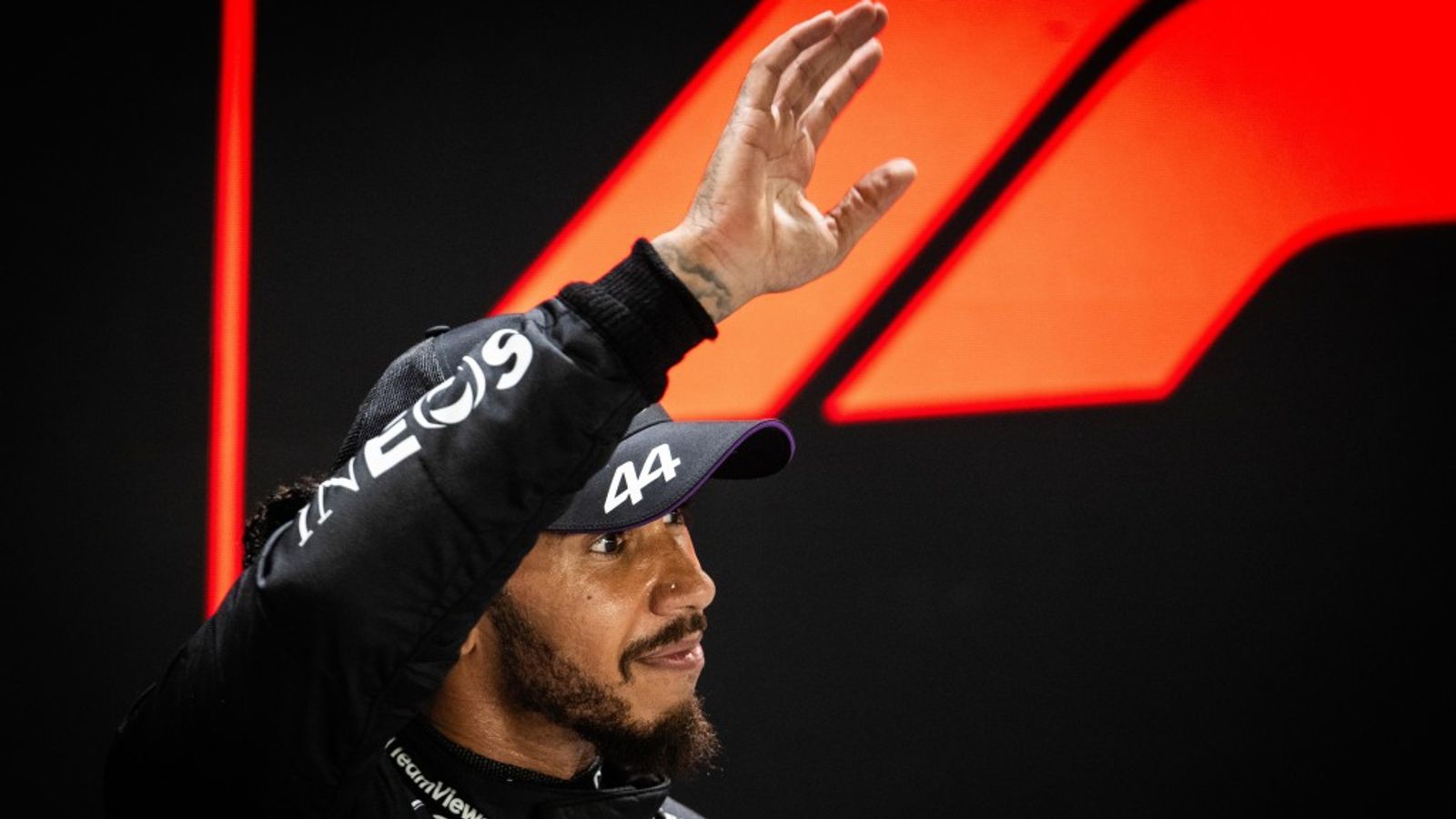 MARINA BAY STREET CIRCUIT, SINGAPORE - SEPTEMBER 21: Sir Lewis Hamilton, Mercedes-AMG F1 Team, waves at the fans from Parc Ferme during the Singapore GP at Marina Bay Street Circuit on Saturday September 21, 2024 in Singapore, Singapore. (Photo by Simon Galloway / LAT Images)