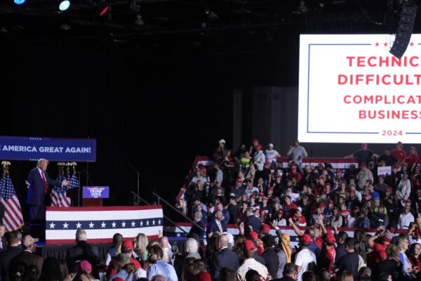 A failed mic leaves Donald Trump pacing the stage in silence for nearly 20 minutes