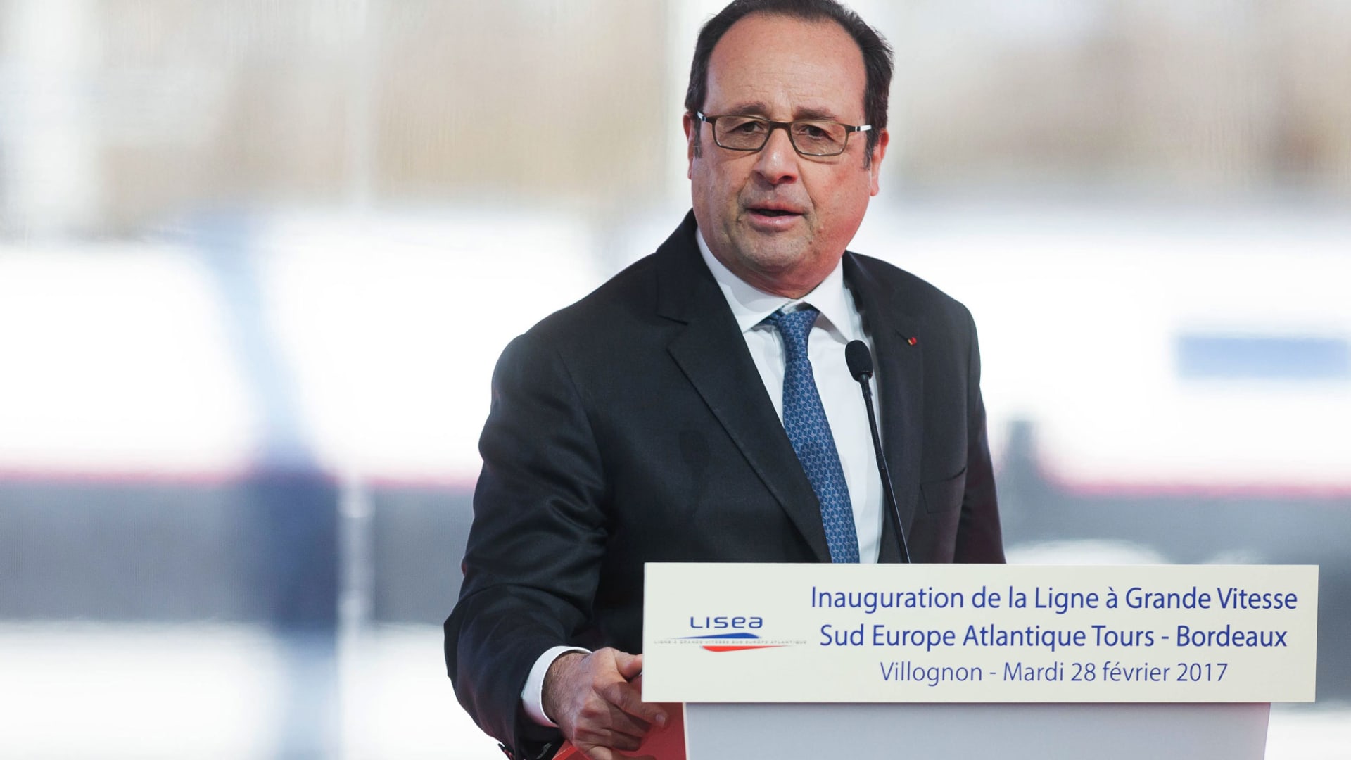 François Hollande calls for a united Europe after Trump election win