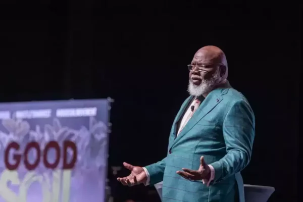 Bishop TD Jakes suffers medical emergency during live sermon: Know his Diddy connection?