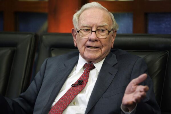 Berkshire Sells More of Apple, Pushing Pile of Cash to Record