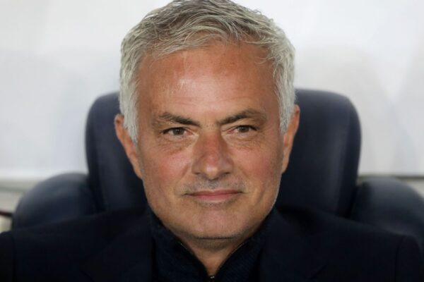 Jose Mourinho injured after collision with Fenerbahce player