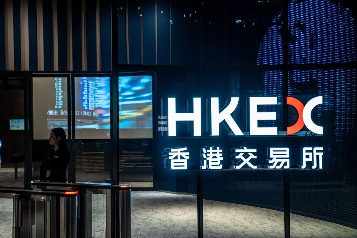 Hong Kong Brokers Brace for First Typhoon Trading Day as Storm Nears