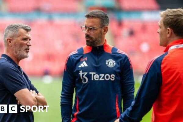 Manchester United: Ruud van Nistelrooy has no issue with former team-mates’ complaints Manchester United interim boss Ruud van Nistelrooy was a team-mate of Roy Keane (left) from 2001 to 2005