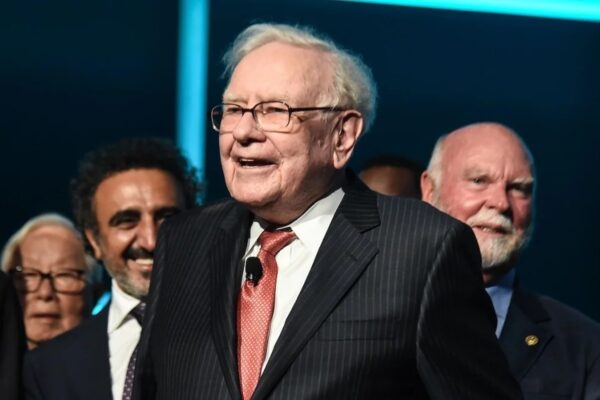 Warren Buffett’s Berkshire Hathaway Continues Selling Off Apple Stock