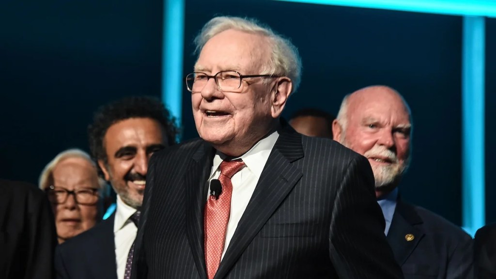 Warren Buffett’s Berkshire Hathaway Continues Selling Off Apple Stock