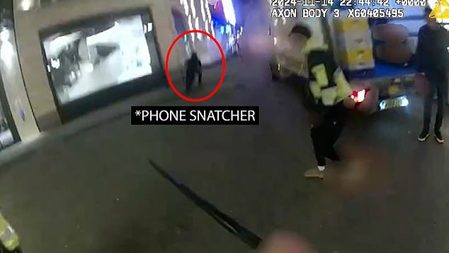 This is the dramatic moment police caught a phone thief with a machete on him in Central London