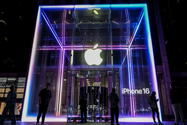 Apple’s Weak Forecast, AWS’ Profit Rockets