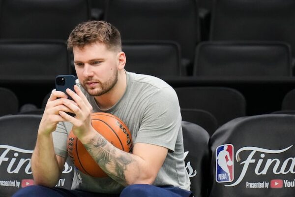 Mavericks react to NBA memo about prohibiting cell phones use during halftime