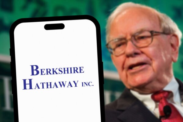 Warren Buffett Continues to Shed Shares in Apple