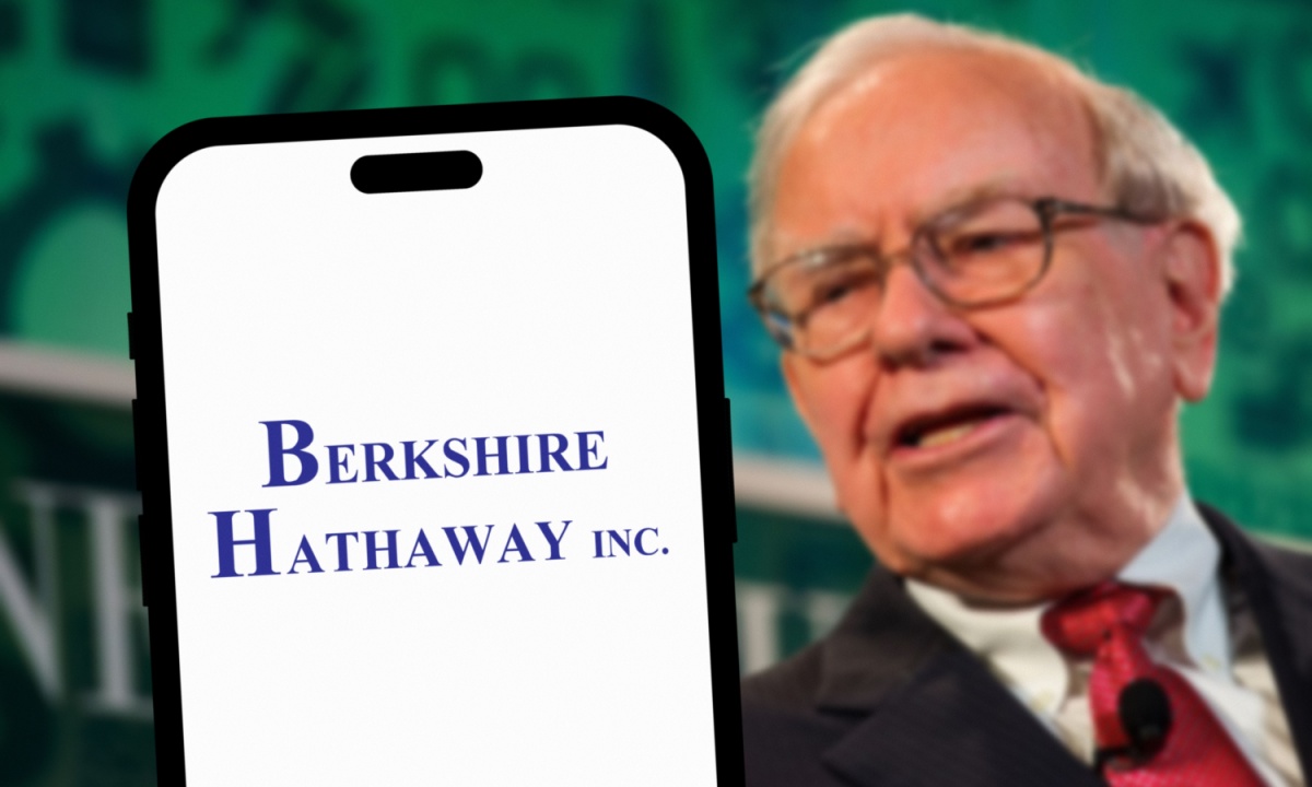 Warren Buffett Continues to Shed Shares in Apple