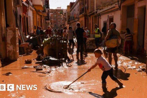 Another 500 troops sent to Valencia amid anger over flooding response
